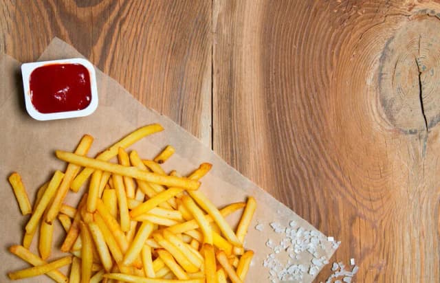 Ile smażyć frytki we frytkownicy, aby były idealnie chrupiące?