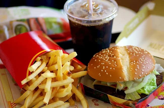 Ile waży hamburger? Zaskakujące fakty o jego wadze i kaloriach