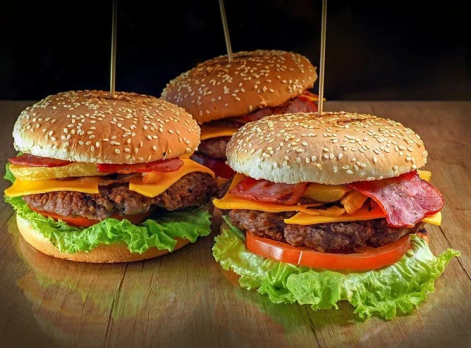 Kiedy jest dzień hamburgera? Poznaj datę i ciekawe fakty!