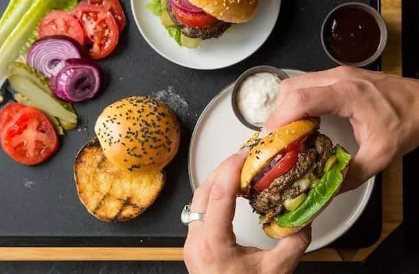 Jak przyprawić mięso na hamburgery, by zachwycić smakiem?