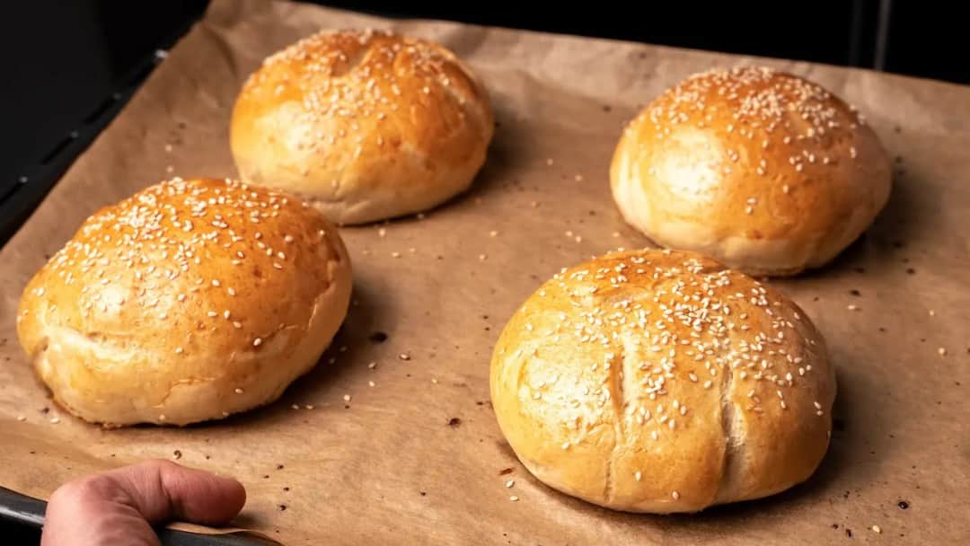 Jak upiec bułki do hamburgerów, aby zachwycić swoich gości