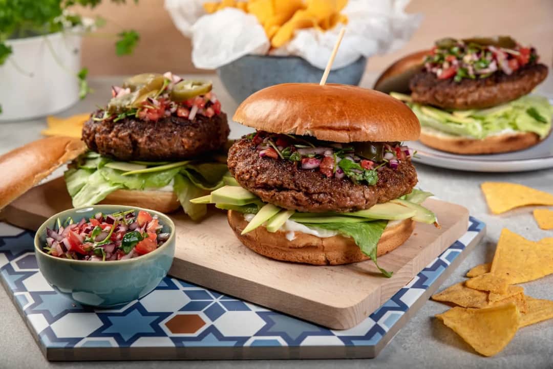 Co dodać do hamburgerów, aby zaskoczyć smakiem i przyjemnością?