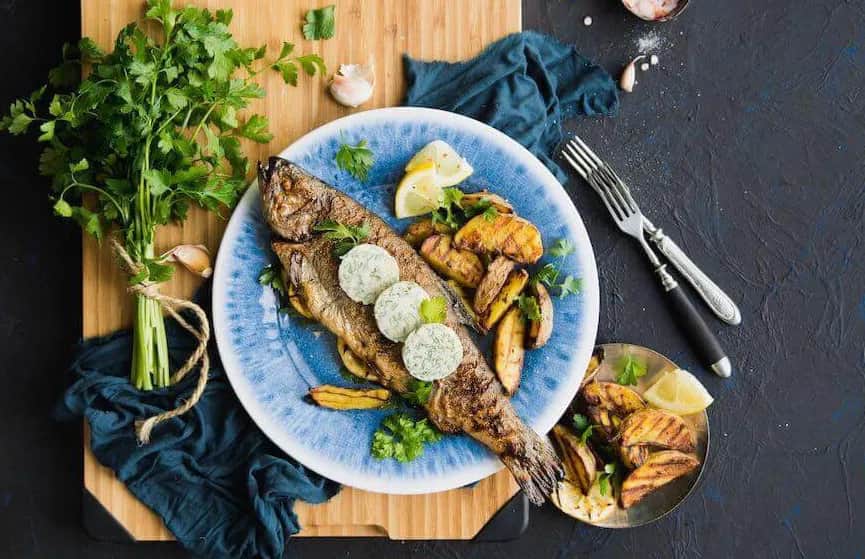 Przepis na pstrąga z grilla, który zaskoczy Twoich gości smakiem