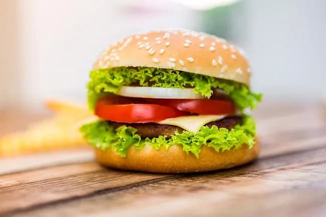 Ile kalorii ma hamburger domowy? Zaskakujące wartości kaloryczne!