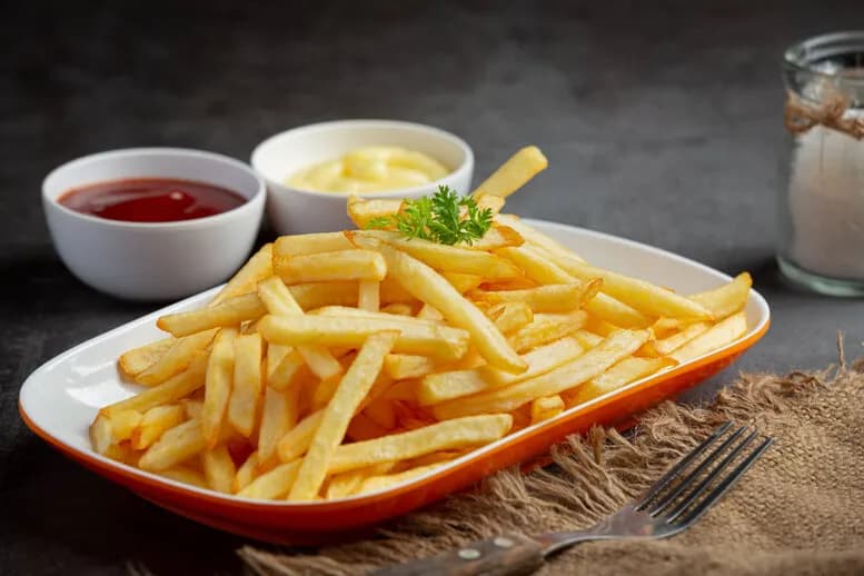 Jak odgrzać frytki w mikrofali, by były chrupiące i smaczne