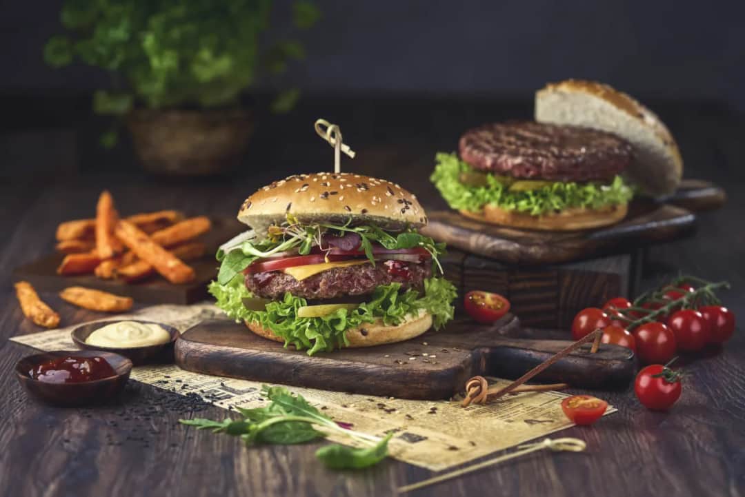 Skąd pochodzą burgery? Historia, która zaskoczy każdego miłośnika