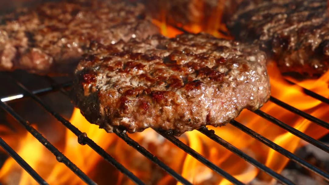 Ile smażyć mięso na burgera, aby uzyskać idealną soczystość?
