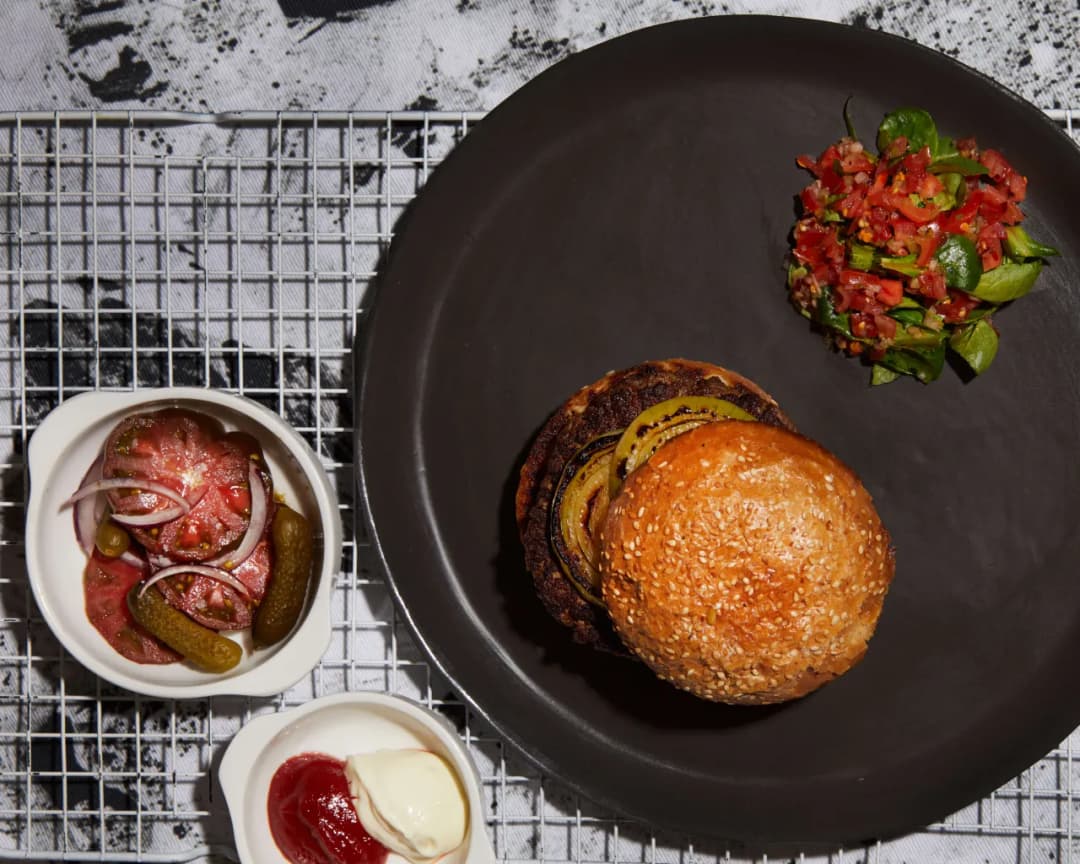 Ile mięsa na burgery? Oto idealne proporcje dla smakoszy